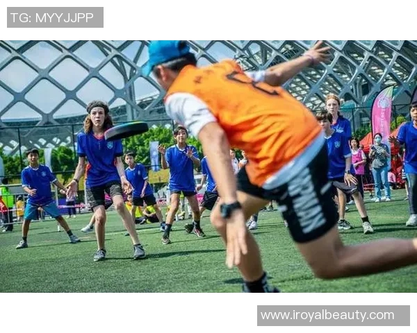 深圳飞盘队与重庆飞盘队赛后复盘分析团队配合与战术执行