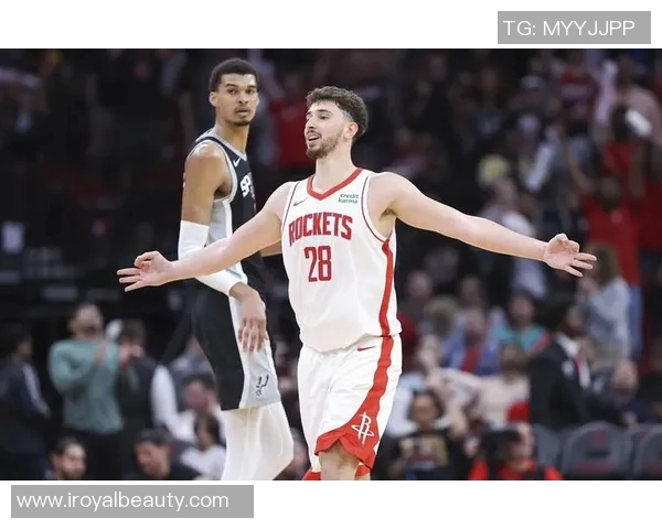 活塞队在主场以114比109险胜火箭队展现出强大的团队合作与顽强拼搏精神